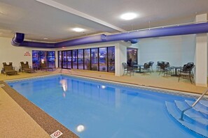 Outdoor pool - Hotel RL Cleveland Airport West (North Olmsted)