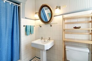 Baldwin | Bathroom | Shower, hair dryer, soap, shampoo