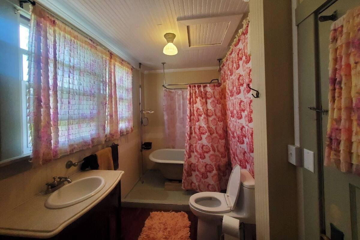 Une salle de bain avec un lavabo, des toilettes et une baignoire.