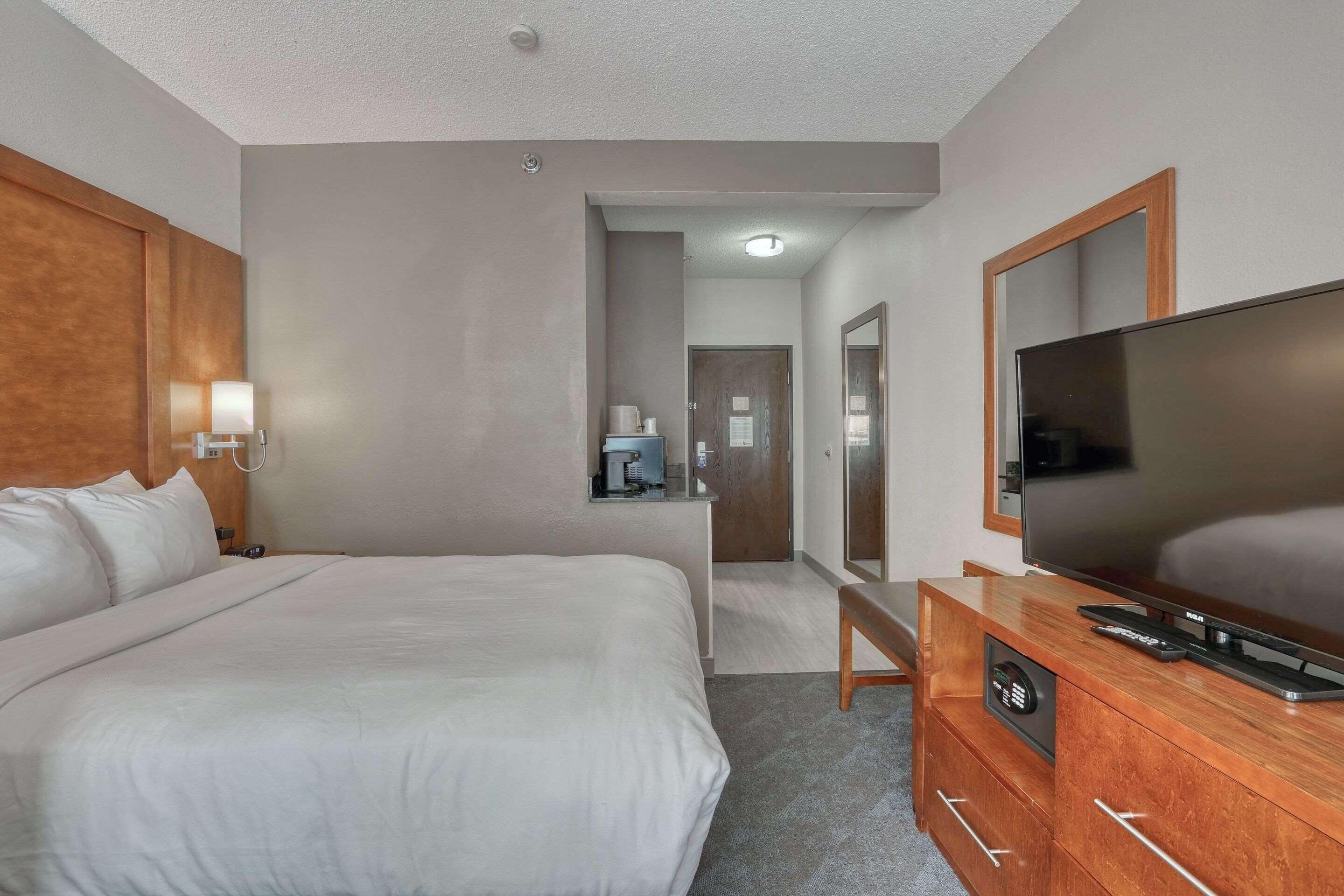 Premium bedding, pillowtop beds, in-room safe, desk