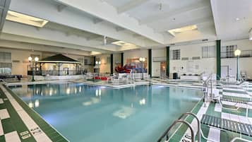 Indoor pool, sun loungers