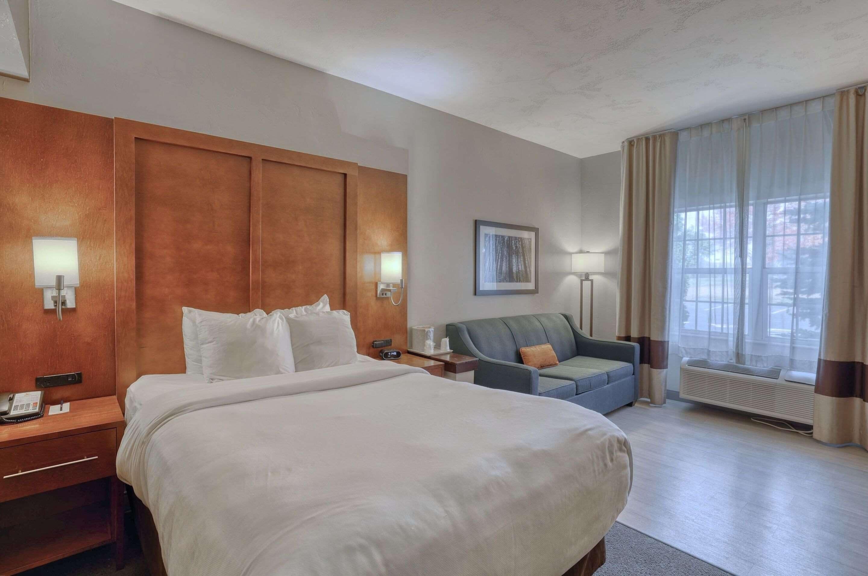 Premium bedding, pillowtop beds, in-room safe, desk