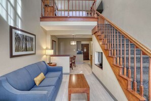 Premium bedding, pillowtop beds, in-room safe, desk - Comfort Suites Appleton Airport (Appleton)