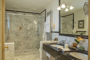 Suite, Terraza | Baño | Tina con regadera, amenidades de baño ecológicas, secadora de cabello 