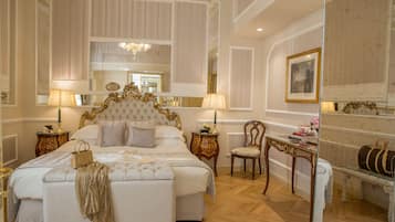 Sengetøy av topp kvalitet, minibar og safe på rommet