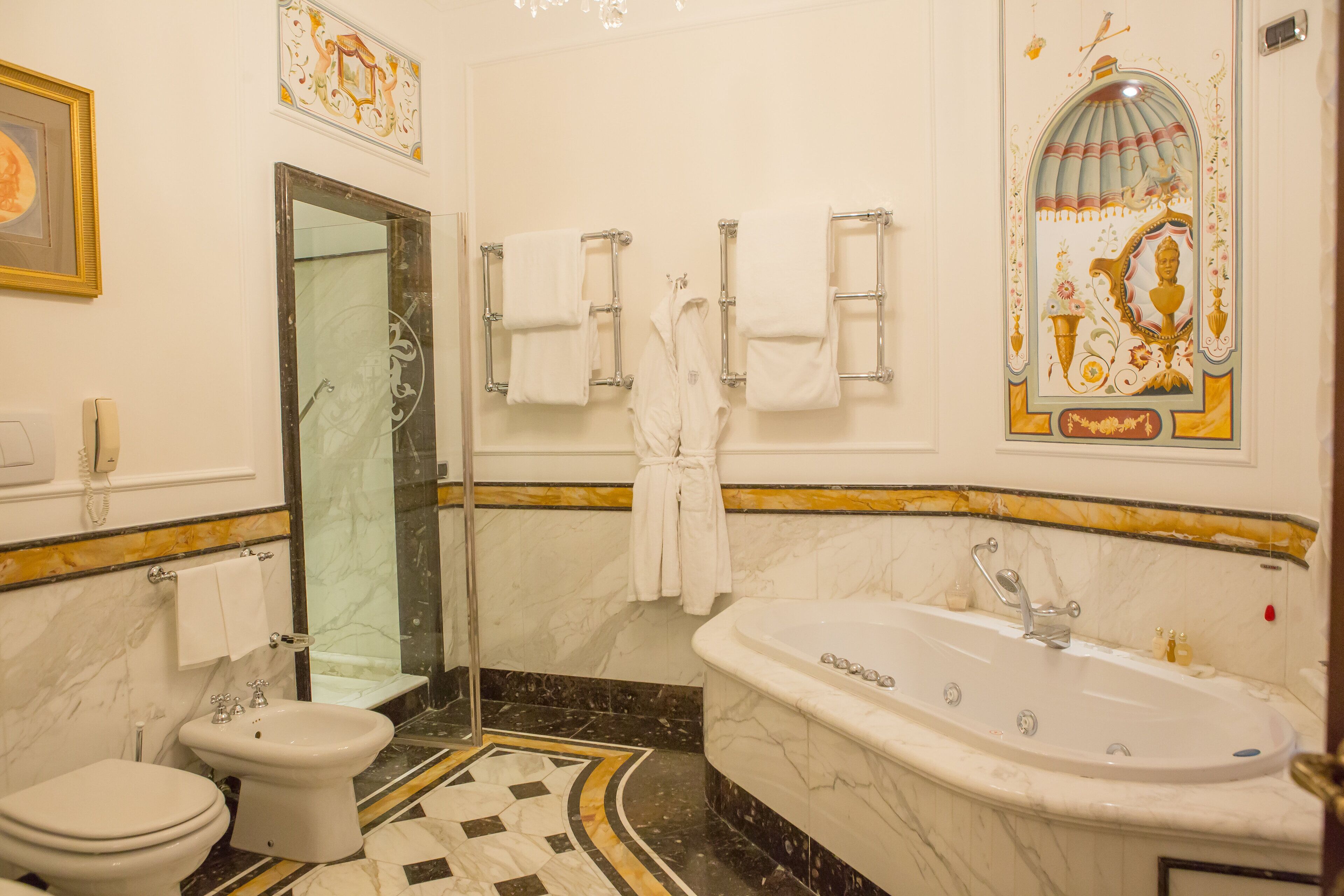Un bagno con vasca, bidet e WC.