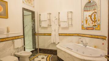 Un bagno con vasca, bidet e WC.