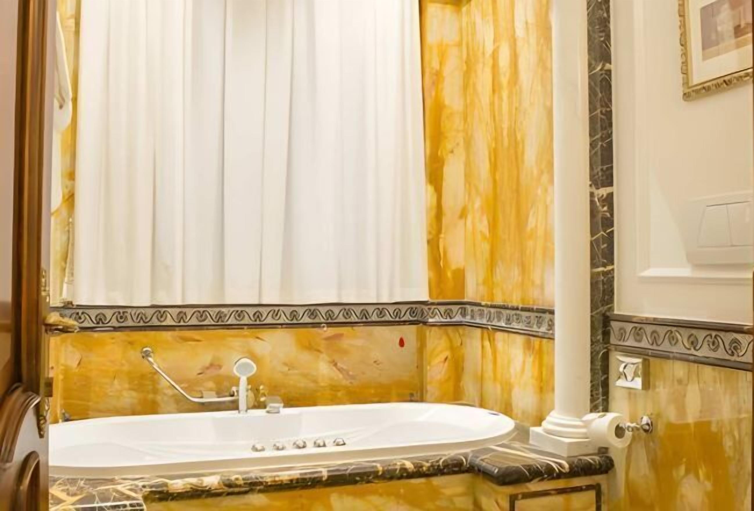 Baño | Tina con regadera, amenidades de baño ecológicas, secadora de cabello 