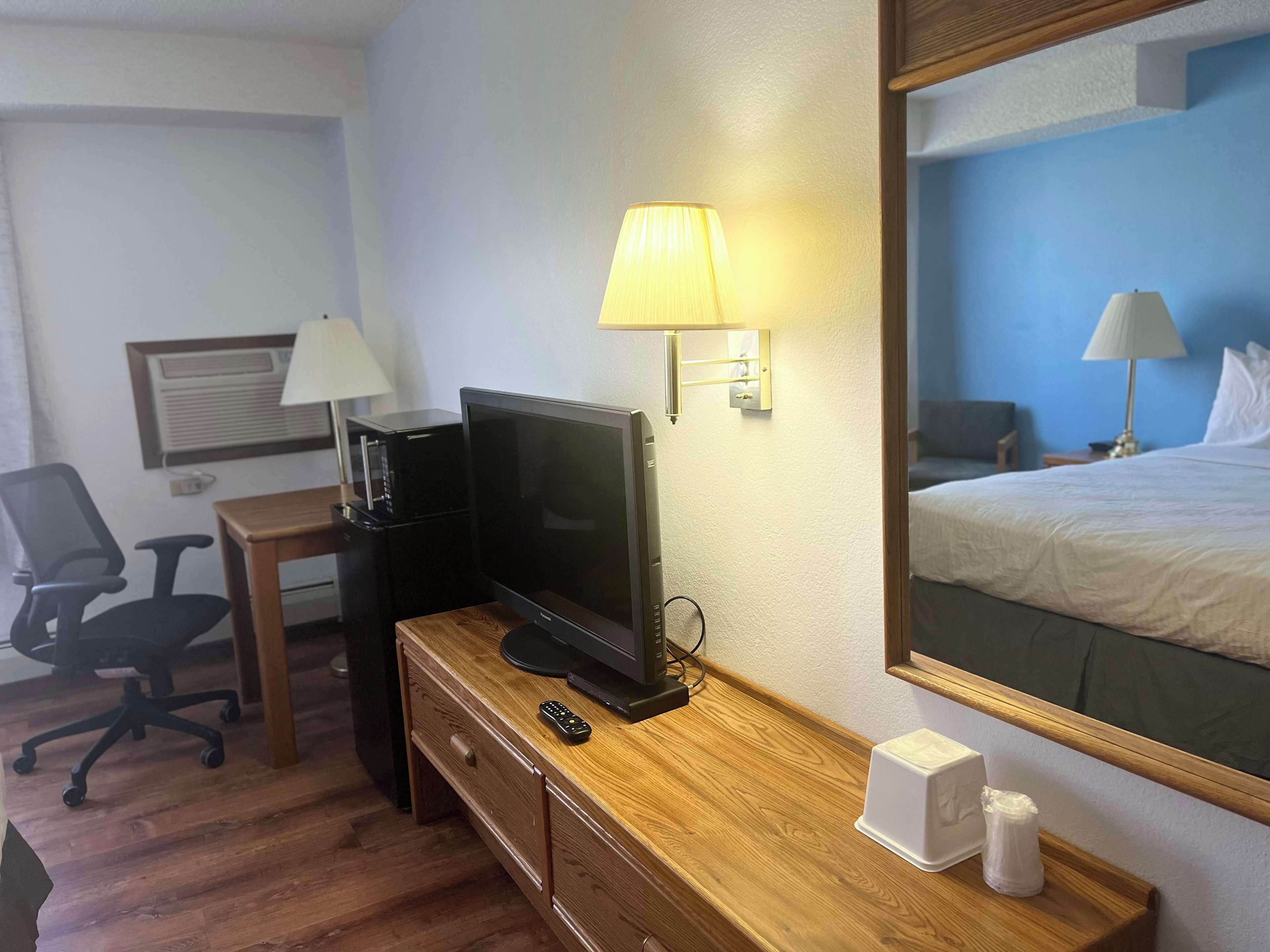 standard room, 1 queen bed, accessible, refrigerator & microwave | room amenity