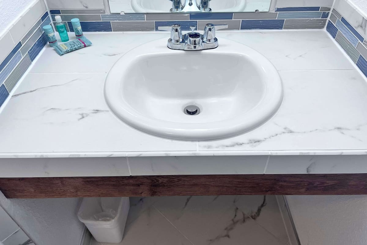 standard room, 1 queen bed, accessible, refrigerator & microwave | accessible bathroom