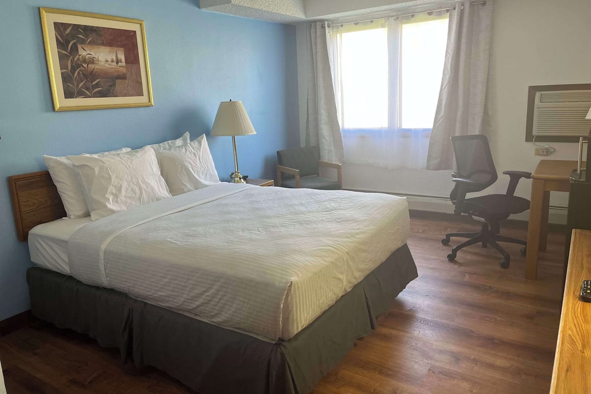 Habitación estándar, 1 cama Queen size, con acceso para personas discapacitadas | Muebles diferentes, escritorio y espacio para trabajar con laptop