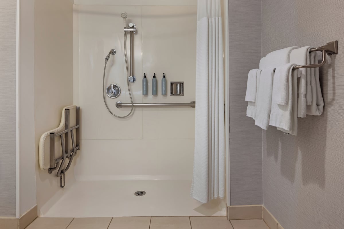 Zimmer, 1 King-Bett (Mobility/Hearing Access, Roll-In Shwr) | Badezimmer | Duschwanne, kostenlose Toilettenartikel, Haartrockner, Handtücher
