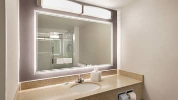 Bañera con ducha, artículos de tocador gratuitos, secador de pelo