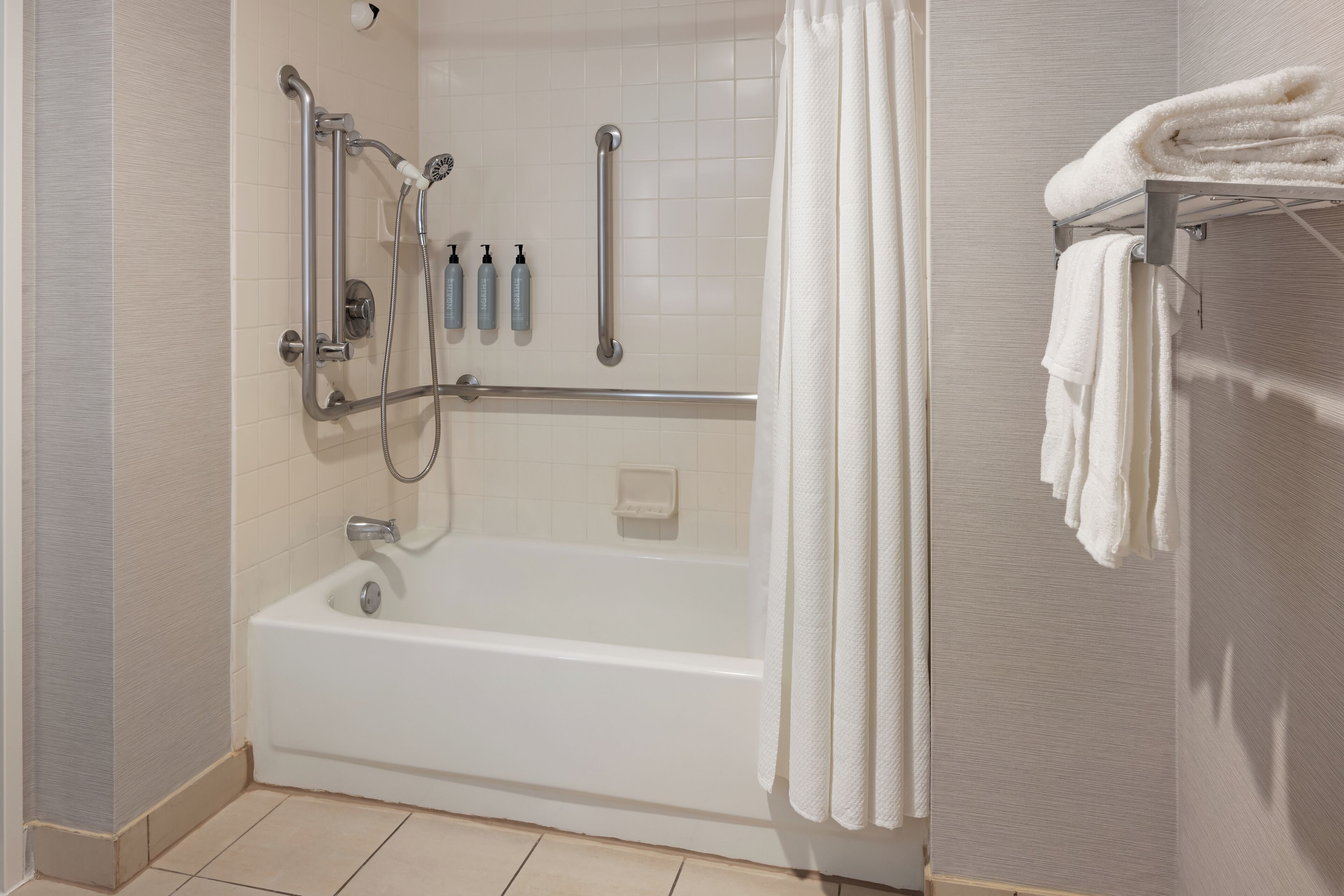 room, 1 king bed (mobility/hearing accessible, tub) | bathroom | combined shower/bathtub, free toiletries, hair dryer, towels