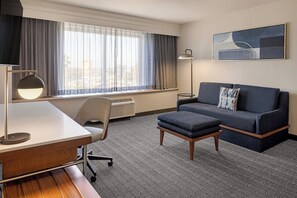 Suite, 1 kingsize bed met slaapbank, niet-roken | Woonruimte | Een 32-inch smart-tv met kabelzenders, televisie en Netflix