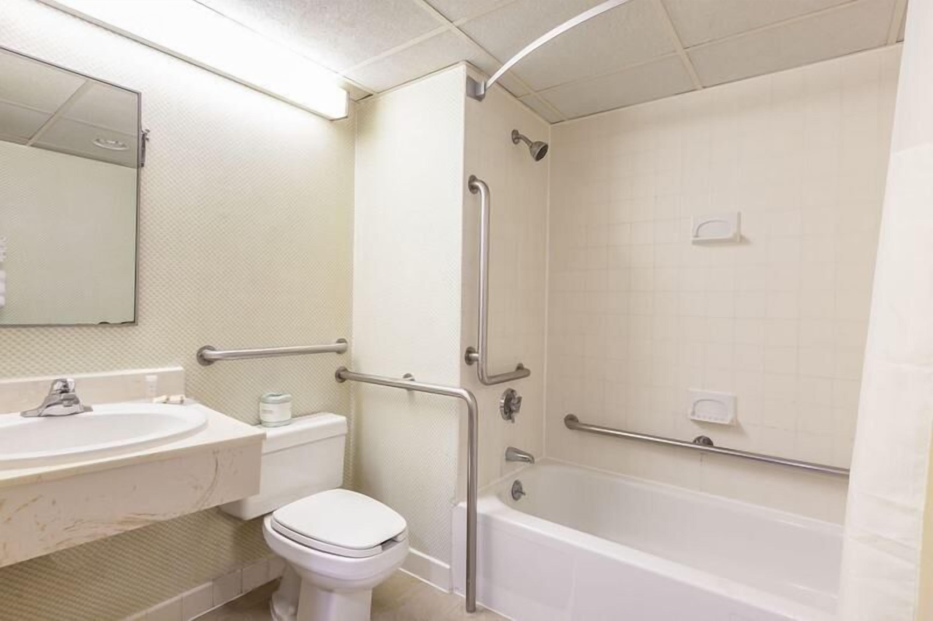 Combined shower/tub, towels