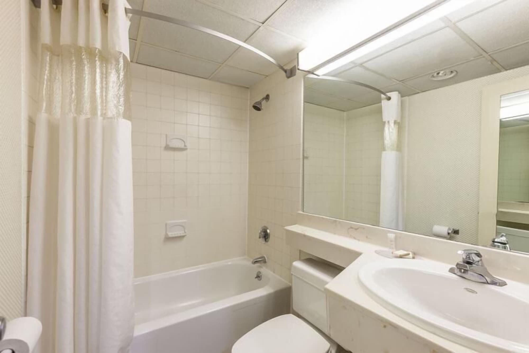 Ensemble baignoire-douche, serviettes fournies