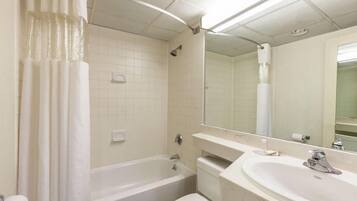 Combined shower/tub, towels