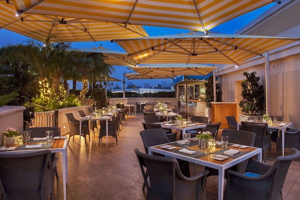 4 restaurants; breakfast, lunch, dinner, and brunch served