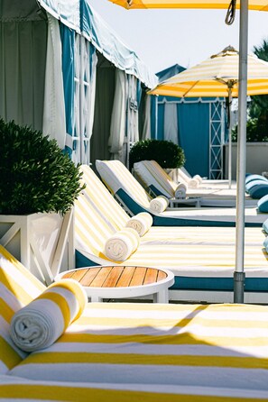 Piscine extérieure, tentes de plage, chaises longues