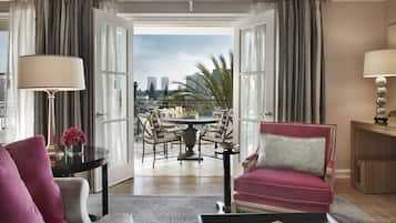 Grand Deluxe, ์ค์ํธ | ํ
๋ผ์ค/ํํฐ์ค