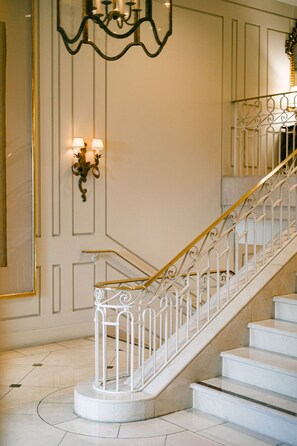 Staircase - The Peninsula Beverly Hills (Beverly Hills)