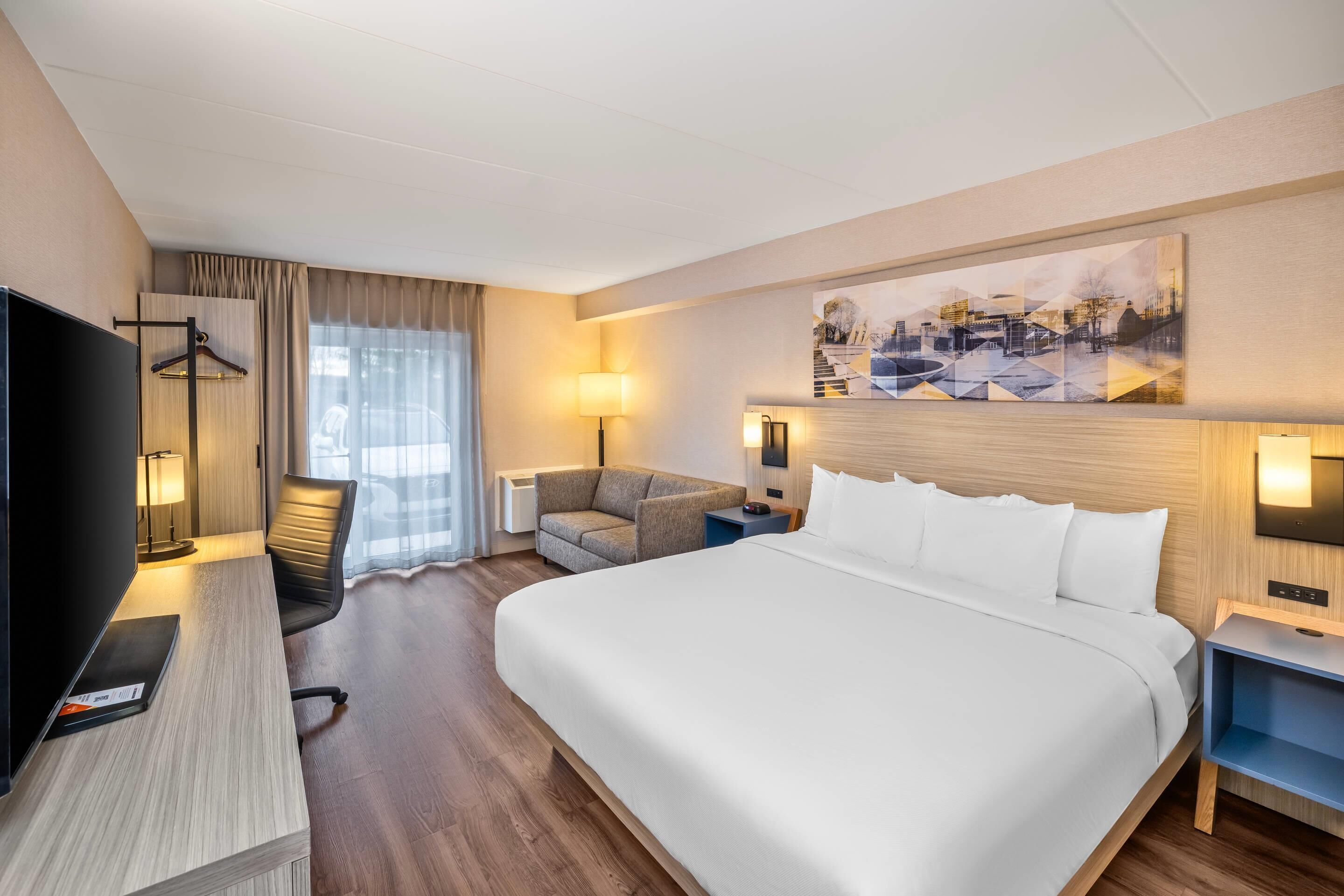 Room, 1 King Bed | Premium bedding, pillowtop beds, desk, blackout drapes