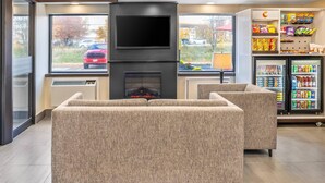 Eine moderne Lobby mit Kamin, Sitzgelegenheiten und Verkaufsautomaten.