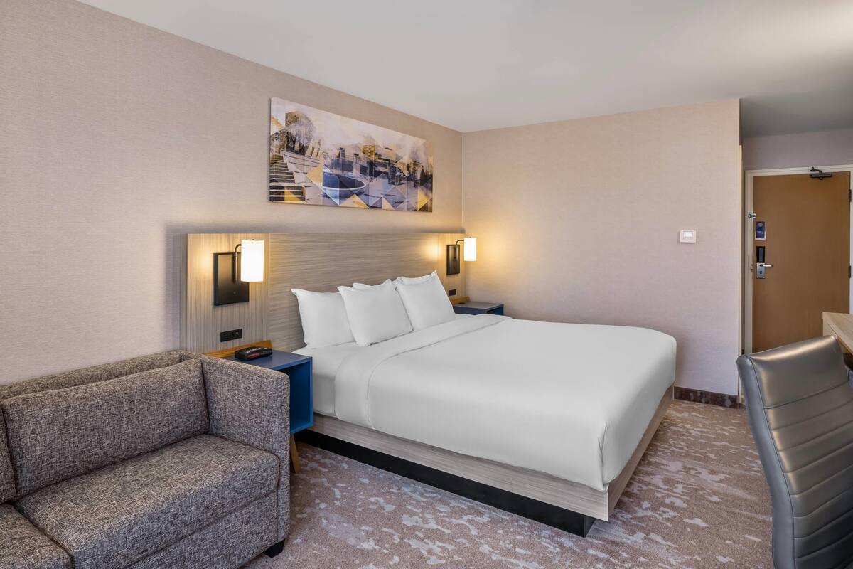 Room, 1 King Bed | Premium bedding, pillowtop beds, desk, blackout drapes