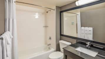 Un baño moderno con bañera, inodoro y lavamanos.