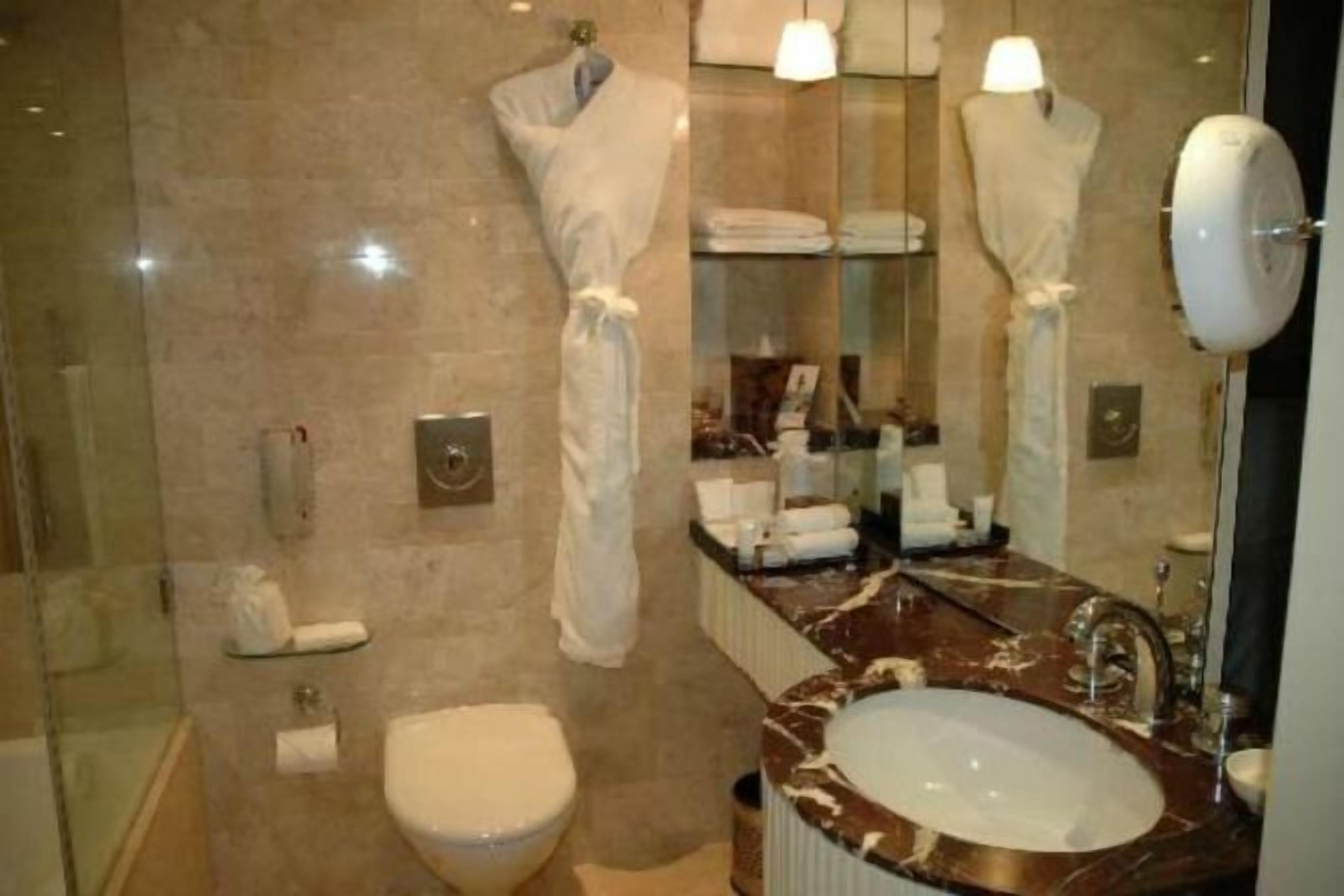 Separate bathtub and shower, deep-soaking bathtub, rainfall showerhead