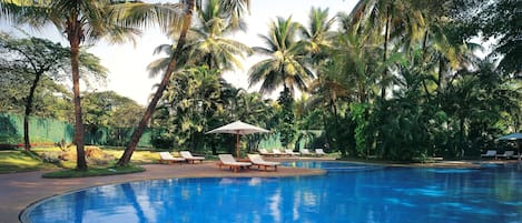 Piscine extérieure, parasols de plage, chaises longues