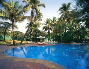 Piscina externa, guarda-sóis, espreguiçadeiras