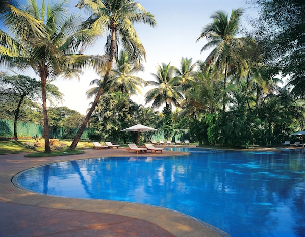 Piscine extérieure, parasols, chaises longues