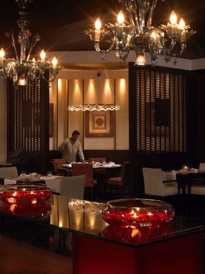 4 restaurants, breakfast served