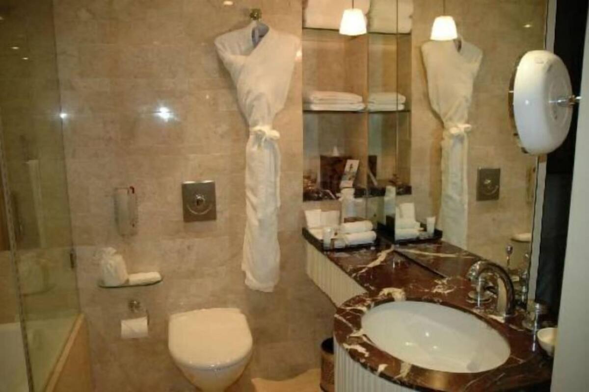Bañera y ducha independientes y bañera profunda