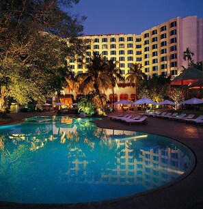 Outdoor pool, pool umbrellas, pool loungers - The Leela Mumbai (Mumbai)