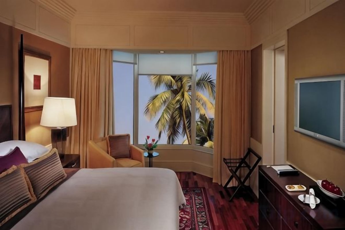 Premium bedding, down comforters, minibar, in-room safe