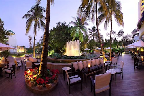 4 restaurants, breakfast served