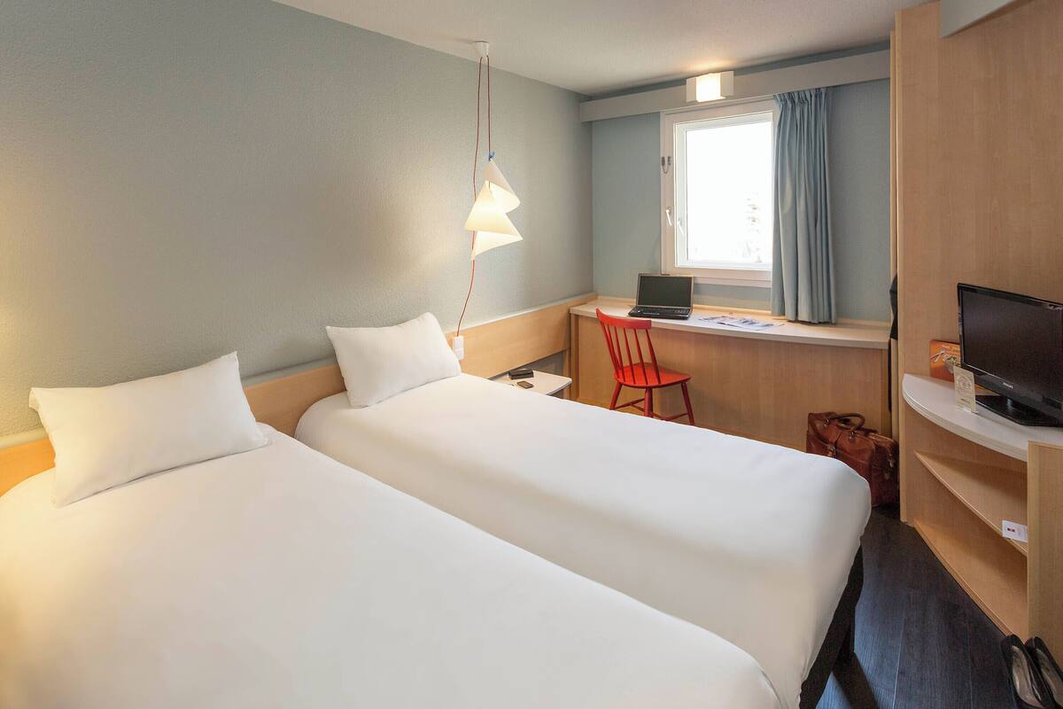Rom, 2 enkeltsenger (New Bedding) | Sengetøy av topp kvalitet, skrivebord og skrivebord for bærbar PC