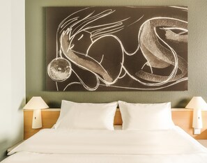 Premium bedding, desk, soundproofing, free WiFi