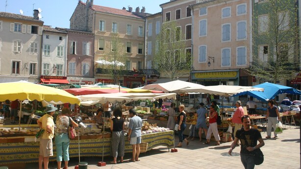 A bustling outdoor market with vendors and shoppers. - ibis Montelimar Nord (Saulce-sur-Rhone)