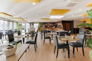 Se sirven almuerzos y cocina internacional (con vistas a la piscina)