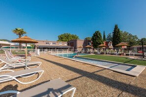 Piscine extérieure, chaises longues