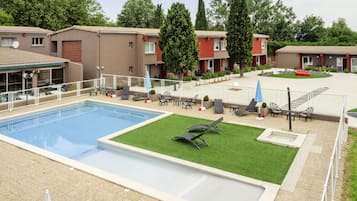 Piscine extérieure, chaises longues