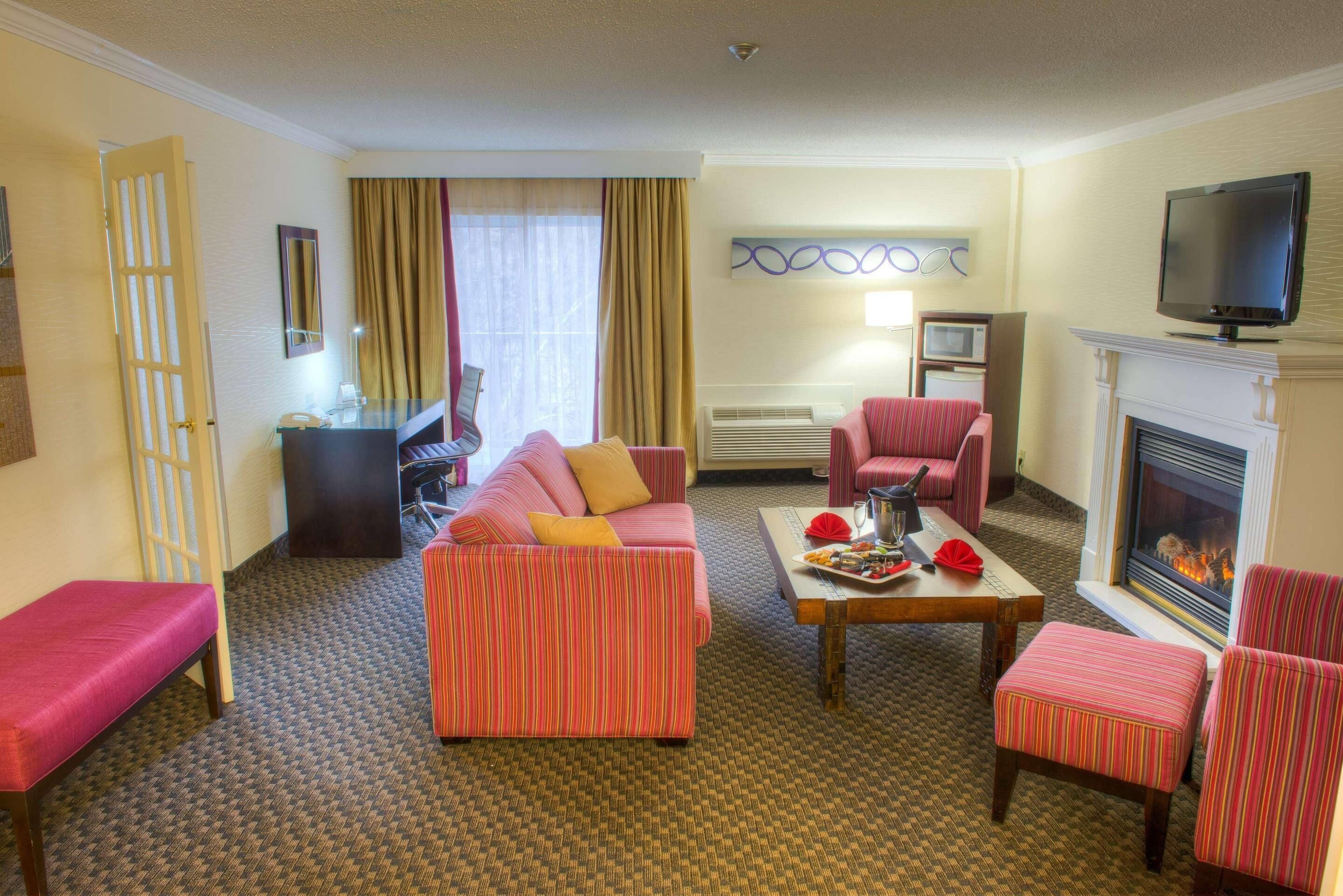 Literie de qualité supérieure, bureau, rideaux occultants