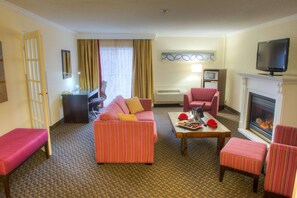 Sengetøy av topp kvalitet, skrivebord, blendingsgardiner og lydisolert