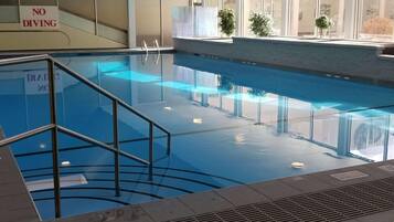 Een binnenzwembad en een verwarmd zwembad