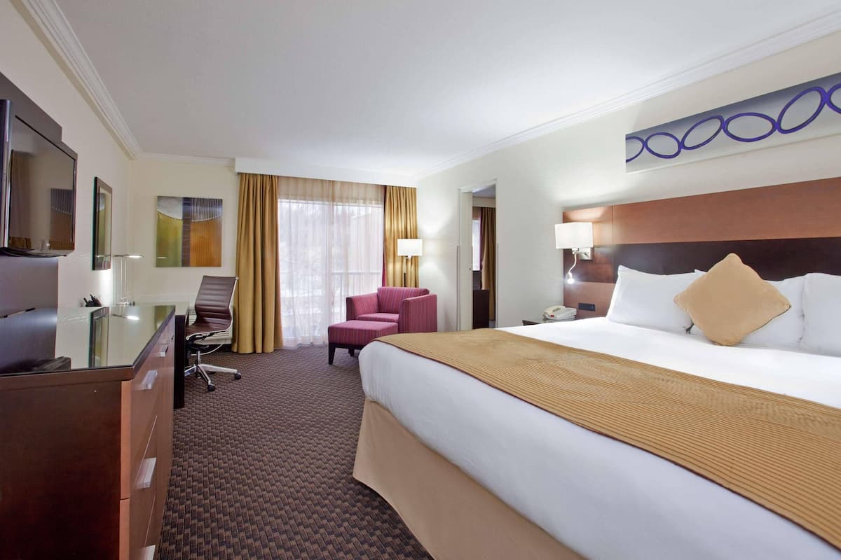 Room, 1 King Bed, Non Smoking | Premium bedding, desk, blackout curtains, soundproofing