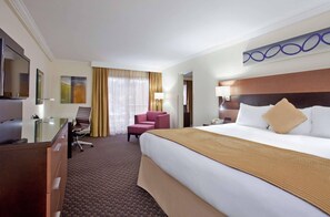 Premium bedding, desk, blackout curtains, soundproofing - Radisson Hotel Sudbury (Sudbury)